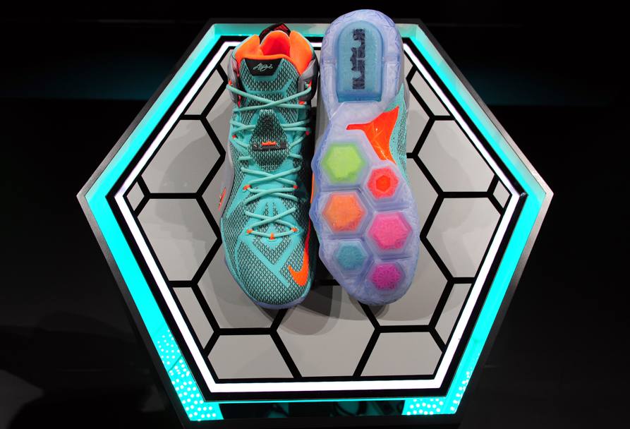 I colori fluo delle nuove Lebron12, le scarpe prodotte dalla Nike per il campione Lebron James (Ap)